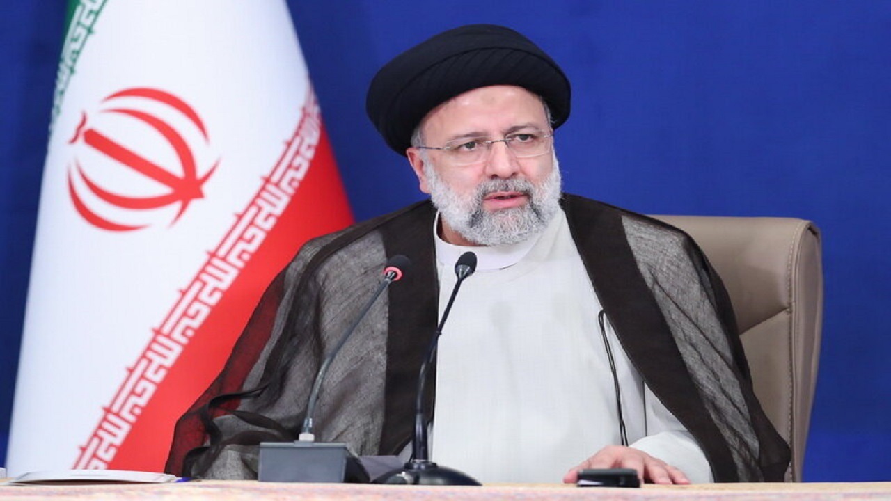 رئیسى: اگر فرزند به خارج رفت، پدر هم برود