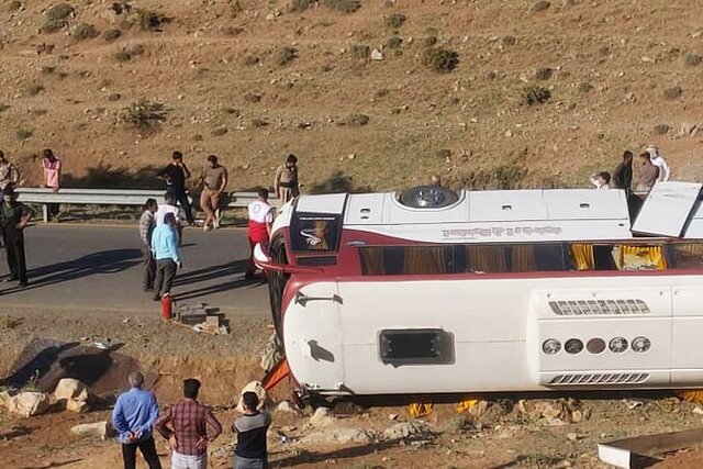 اتوبوس زائران ساوجی در مهران واژگون شد
