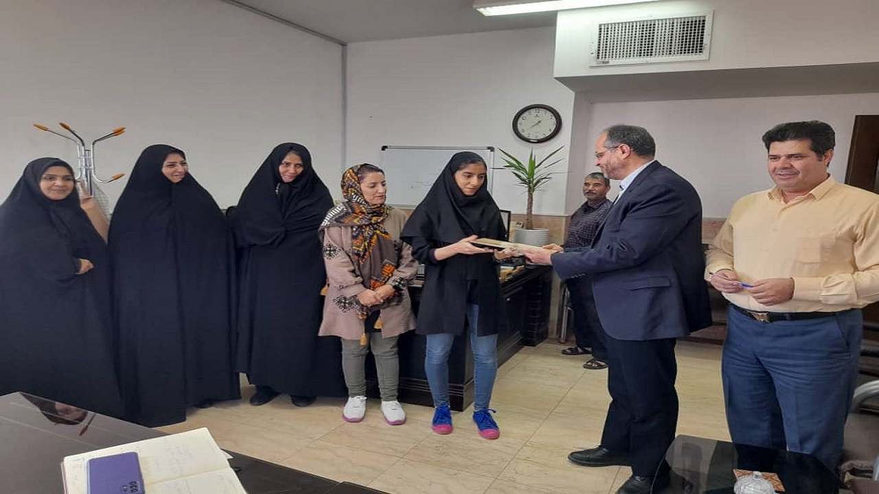 تقدیر از دانش آموز مدال آور دبیرستان دخترانه سما یزد