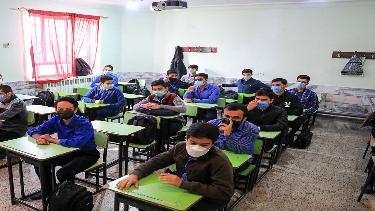 دانش آموزان و معلمان در کلاس‌های پرجمعیت جا می‌گیرند