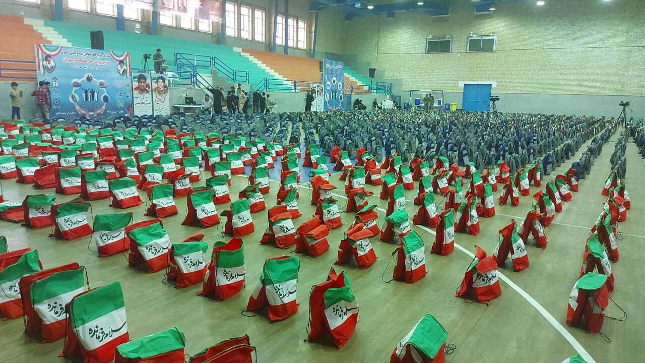 توزیع لوازم التحریر بین دانش آموزان خوزستانی