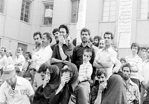 عکس های کمتر دیده شده از آیین تشییع و خاکسپاری آیت الله طالقانی