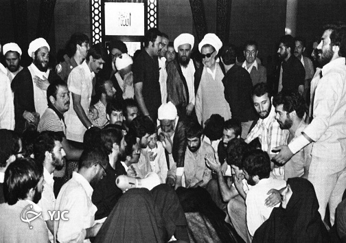 عکس های کمتر دیده شده از آیین تشییع و خاکسپاری آیت الله طالقانی