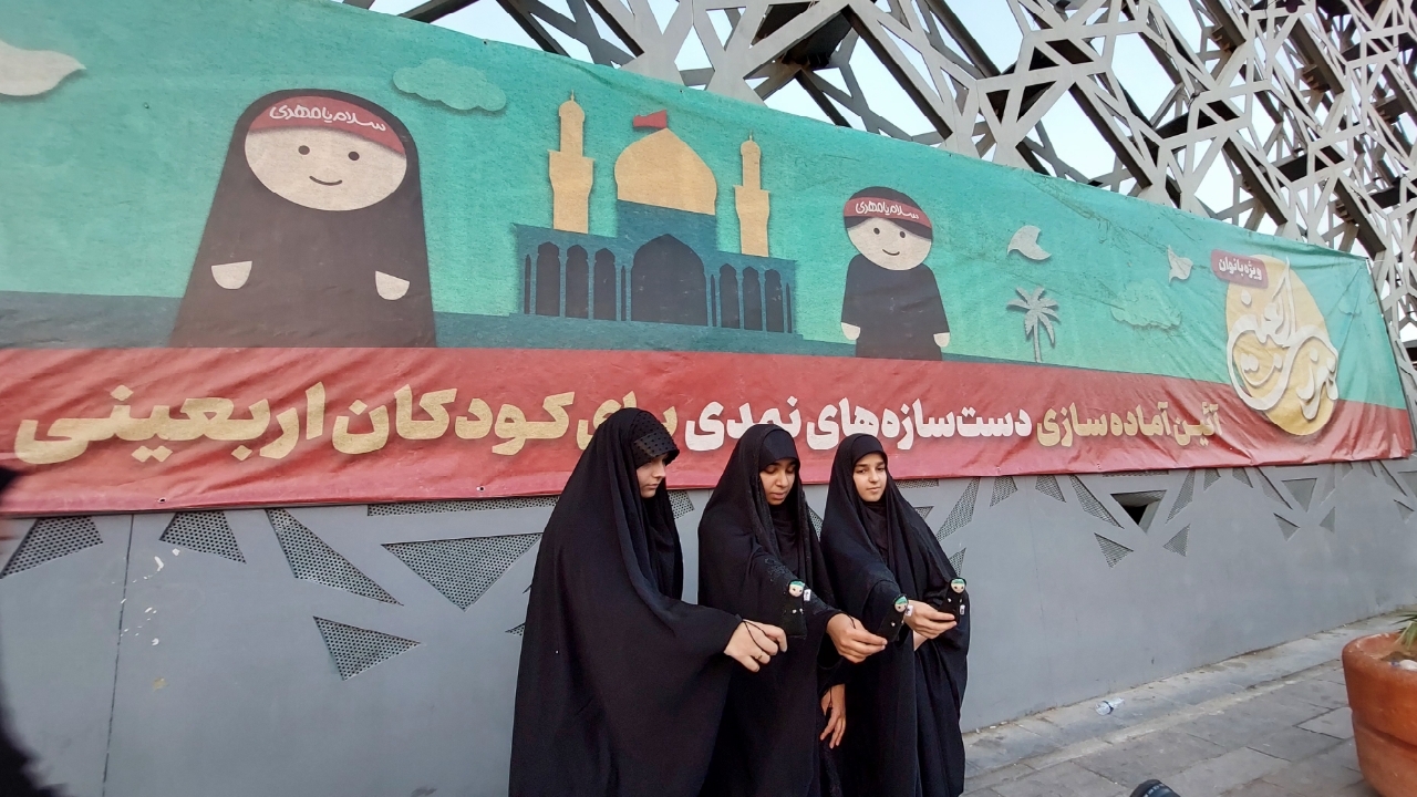 عروسک‌های دست‌ساز نمدی برای هدیه به کودکان در راهپیمایی اربعین آماده شدند