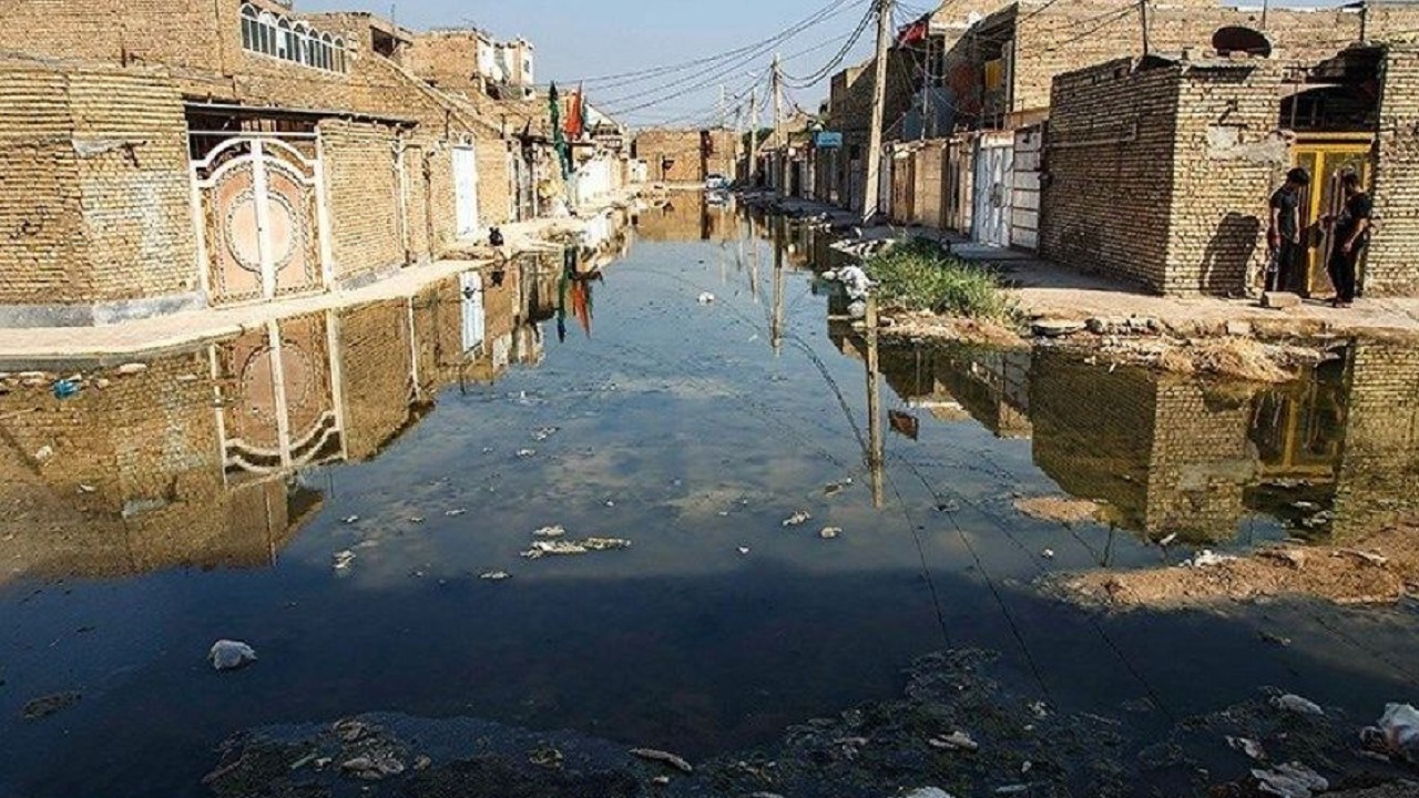 فیلمی از شکستگی لوله و هدر رفت آب در بوستان سرو/ ورود فاضلاب شهری به محوطه باشگاه قایقرانی بابلسر
