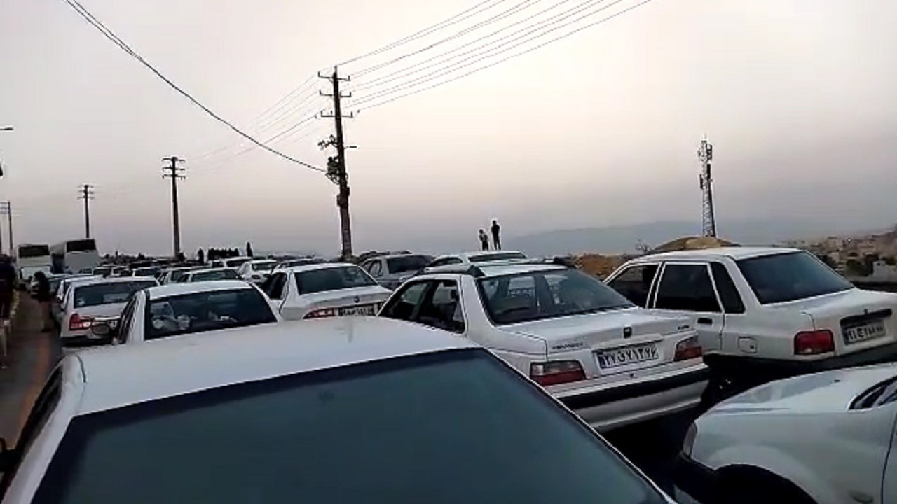 ازدحام جمعیت و ترافیک در جاده‌های مرز مهران + فیلم