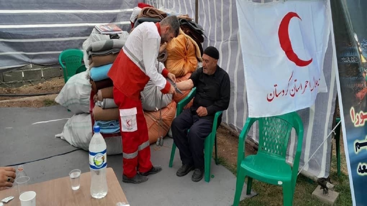 خدمات رسانی ۱۳ تیم هلال احمر کردستان به زائران اربعین حسینی