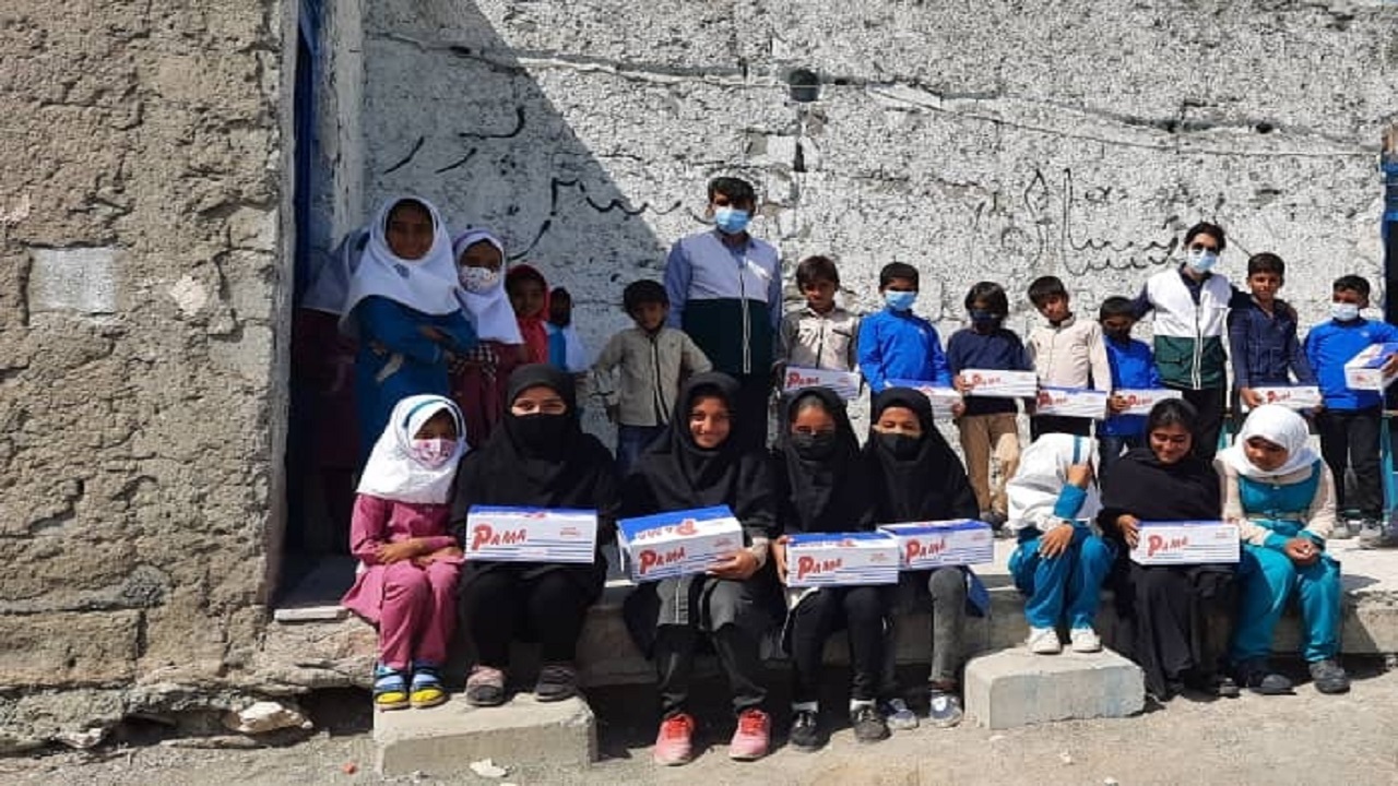نشاندن گل لبخند بر لبان دانش آموزان محروم بیرجندی