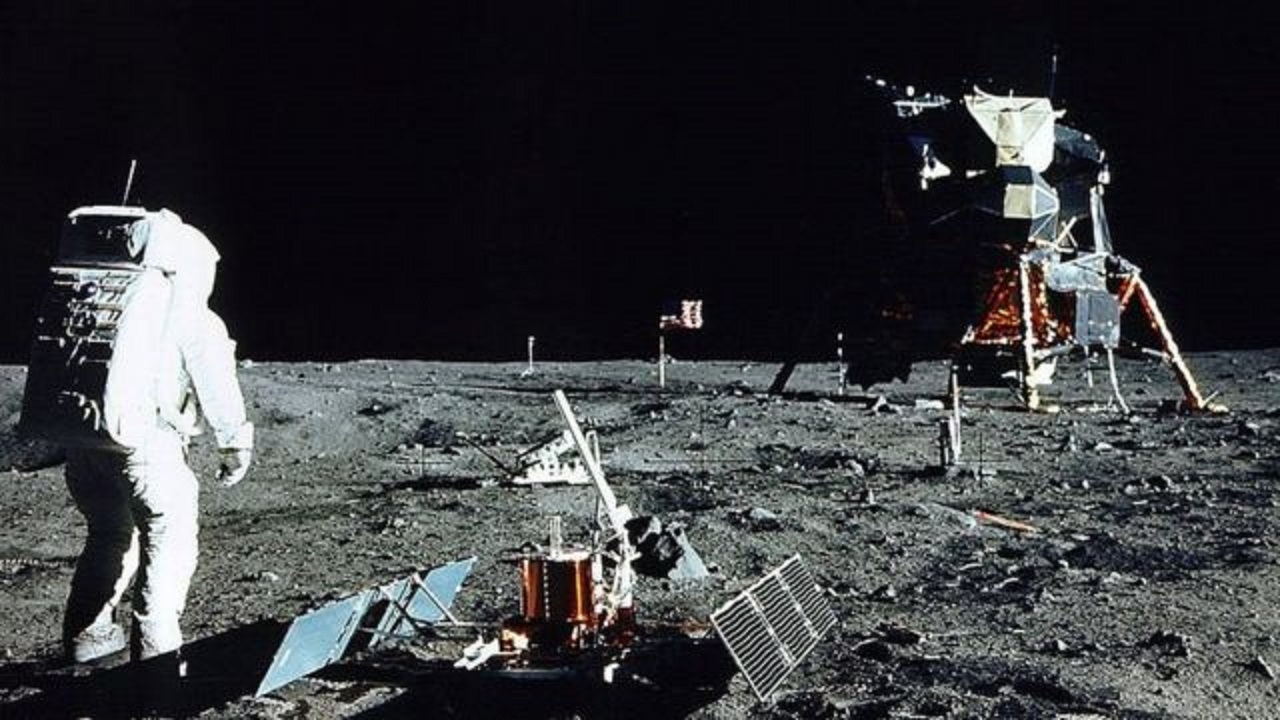 پیاده روی فضانوردان آپولو ۱۱ روی کره ماه + فیلم
