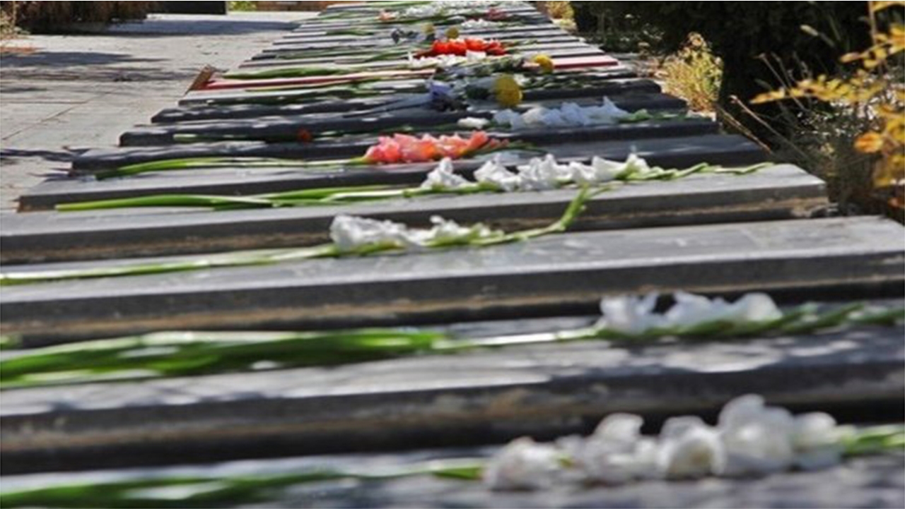 آغاز هفته دولت با گلباران قبور مطهر شهدا در شیراز