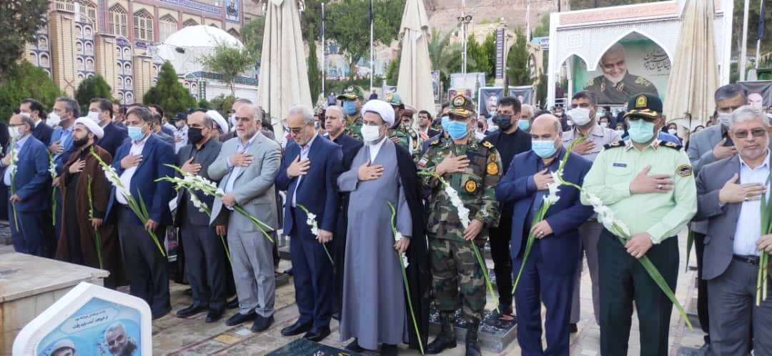 ادای احترام دولتمردان به شهدادر کرمان ادای احترام دولتمردان به شهدادر کرمان