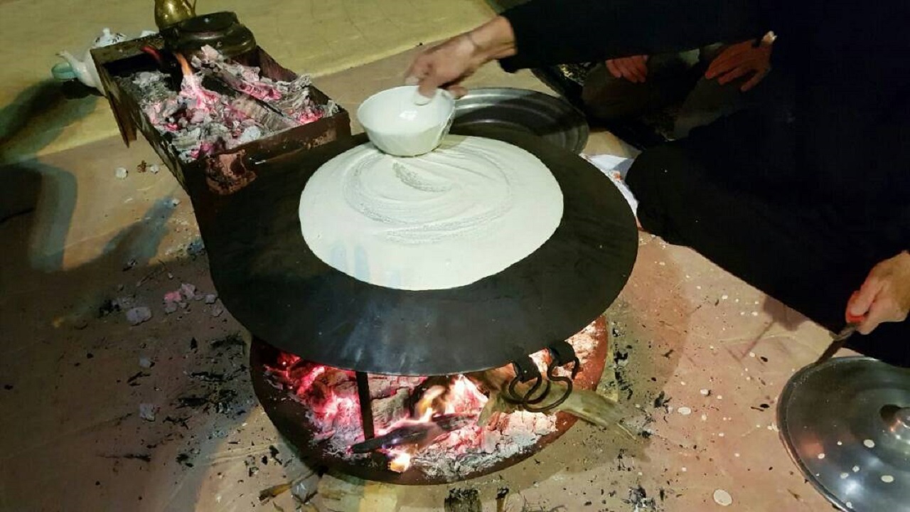 نمایی از پخت نان محلی توچری در روستای جغدان + فیلم