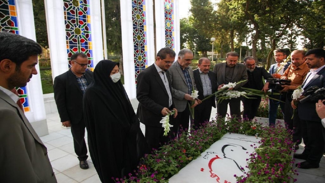 غبار روبی مزار شهدای کردستان به مناسبت هفته دولت