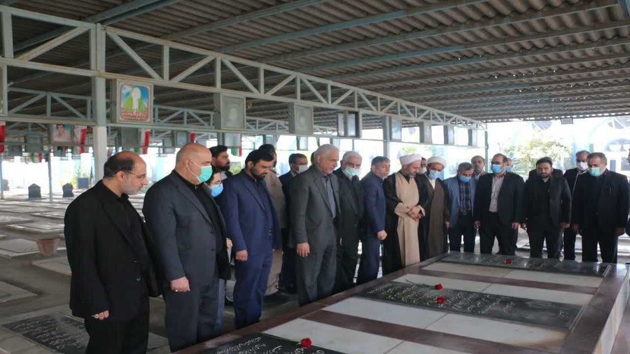 ادای احترام مسئولان خوزستان به مقام شامخ شهدا در هفته دولت