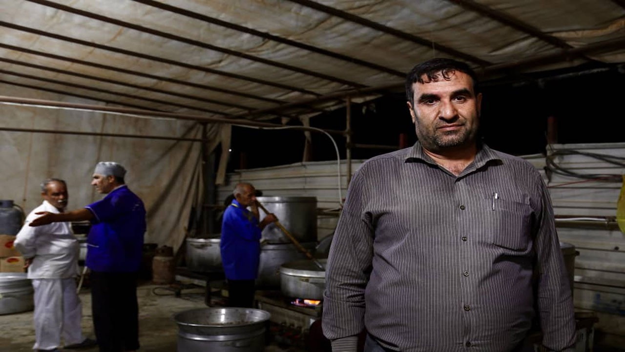 طبخ روزانه ۳ هزار پرس غذا برای زائران در موکب احمد بن موسی (ع)