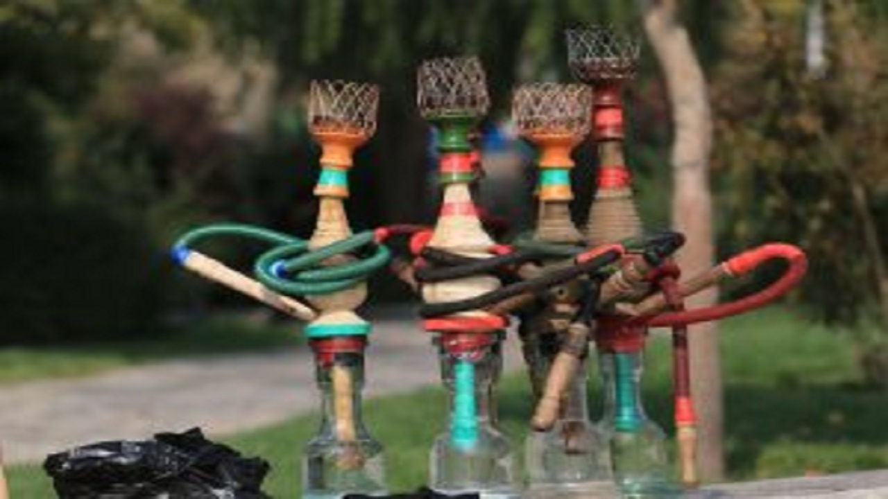 قلیان کشیدن منحصر به جوانان نیست/ خانواده‌ها هم در بوستان‌ها قلیان می‌کشند