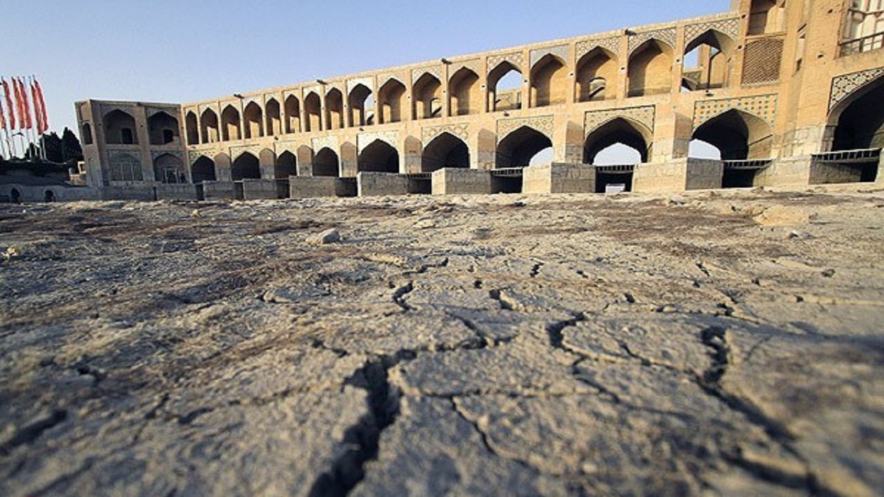 بسته راهکارهای احیای زاینده‌رود، مرهمی بر زخم فرونشست در نصف جهان