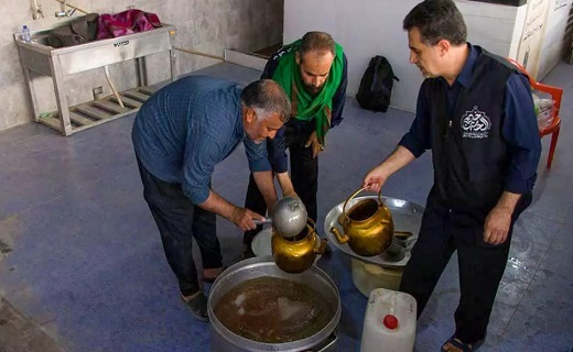 موکب آستان مقدس قم سقای زائران اربعین / توزیع روزانه ۱۶ هزار لیتر آب شرب + تصاویر