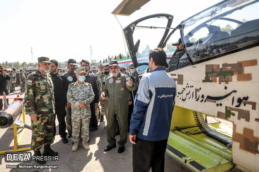 موشک کروز حیدر در کنار بالگرد کبری موشک کروز حیدر در کنار بالگرد کبری