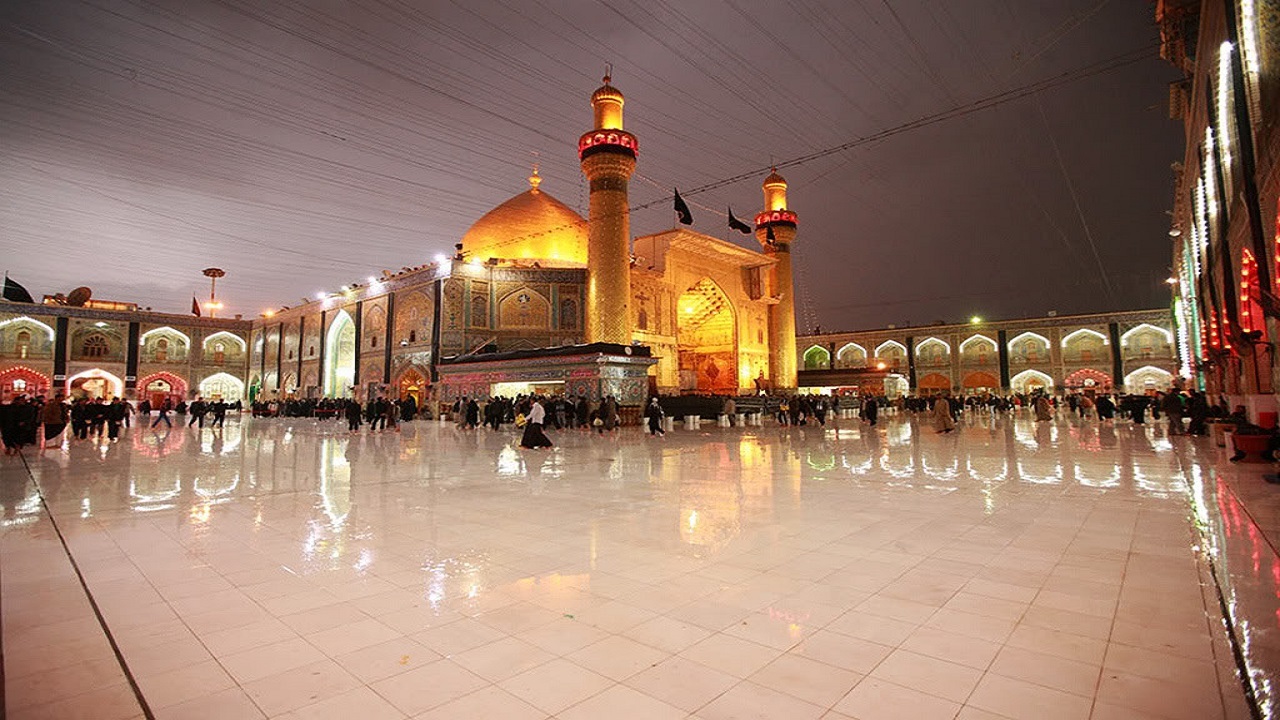 طنین انداز شدن صدای اذان صبح در حرم امام اول شیعیان + فیلم