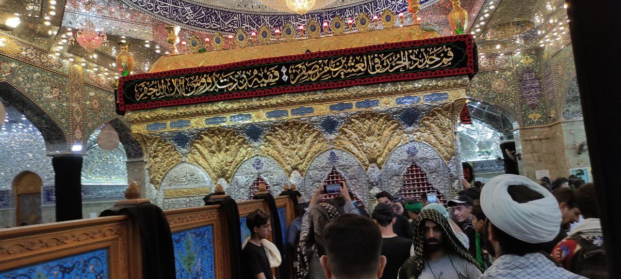 طنین انداز شدن صدای اذان صبح در حرم امام اول شیعیان + فیلم