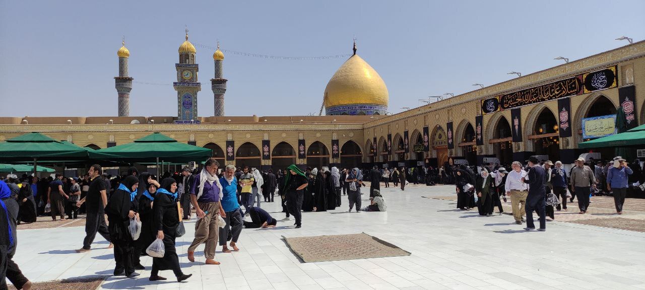 طنین انداز شدن صدای اذان صبح در حرم امام اول شیعیان + فیلم