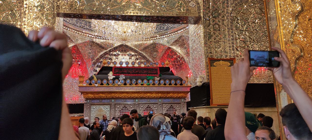طنین انداز شدن صدای اذان صبح در حرم امام اول شیعیان + فیلم