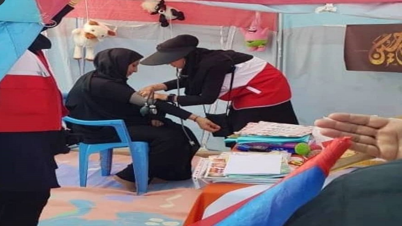 هلال‌احمر به همراه امدادگران مشغول خدمت رسانی به زوار حسینی هستند