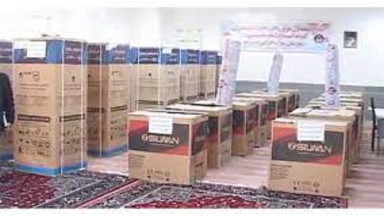 اهدای لوازم خانگی به سیل زدگان یزدی