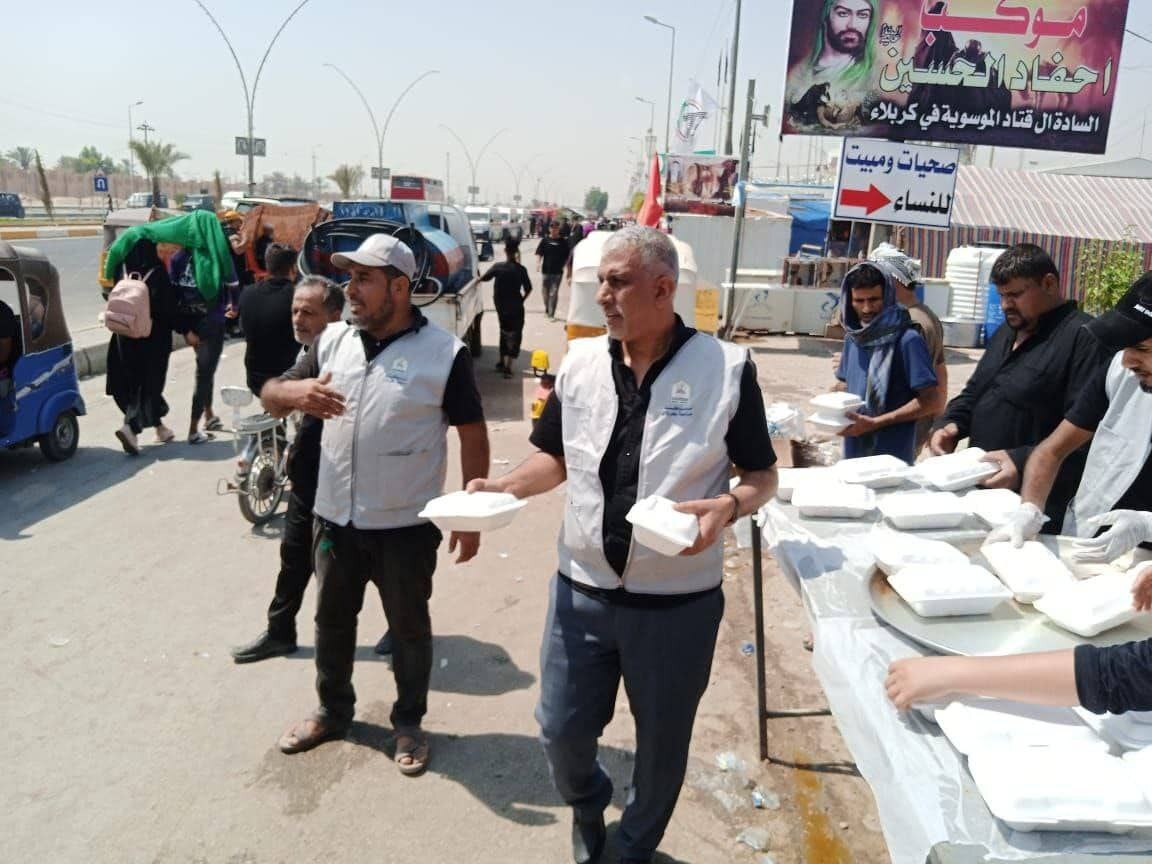 مهمان نوازی موکب اساتيد و دانشجویان دانشگاه کربلا از زائران + تصاویر