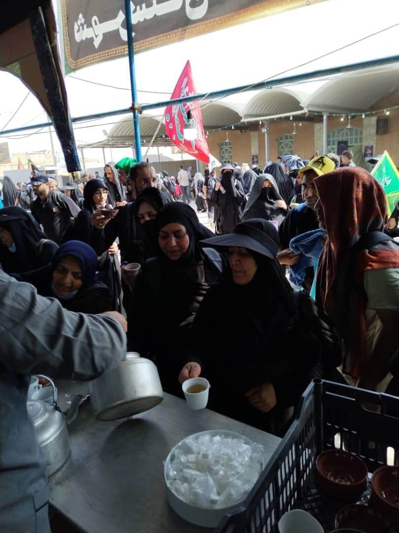 خدمت عاشقانه موکب امام رضا (ع) به زائران در عمود ۴۳۱ + فیلم و تصاویر
