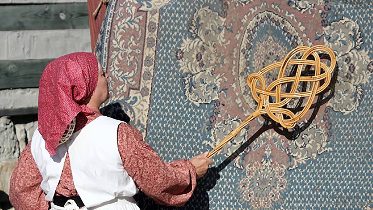 نحوه گردگیری فرش با دستگاه مخصوص + فیلم