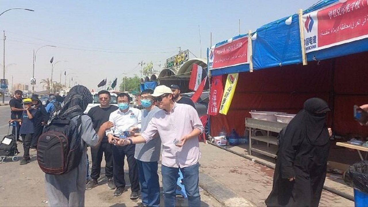خدمت‌رسانی موکب چینی به زائران اربعین حسینی + فیلم