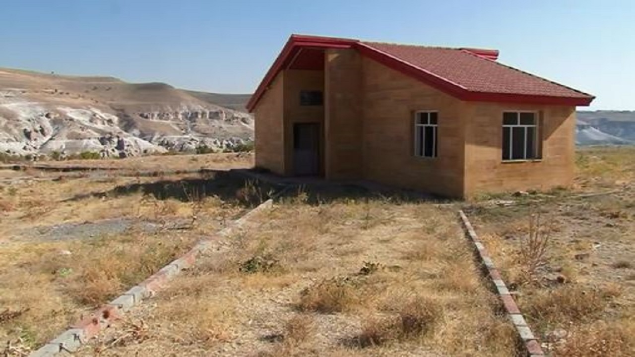  بازسازی کمپ گردشگری سد ستارخان اهر