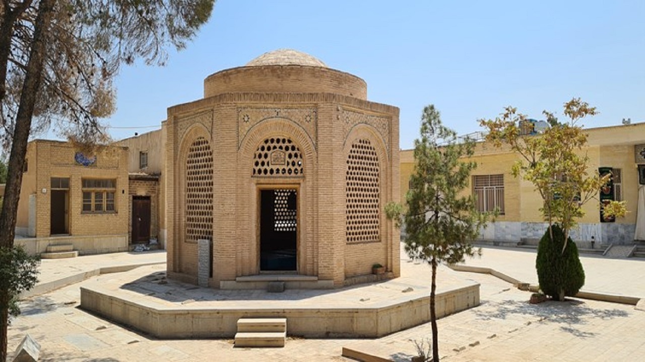 مرمت و بازسازی بام مقبره بنکدارِ تکیه کازرونی در تخت فولاد اصفهان