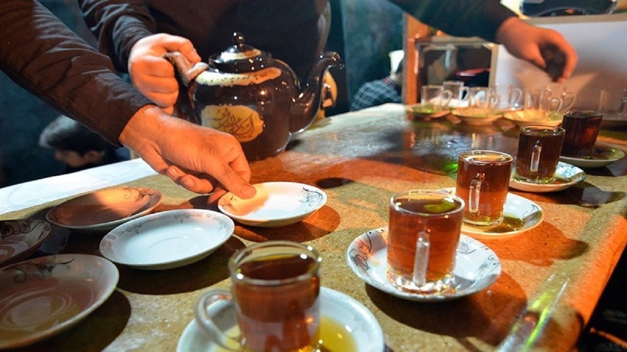 پذیرایی موکب داران از زائران در مسیر نجف به کربلا + فیلم