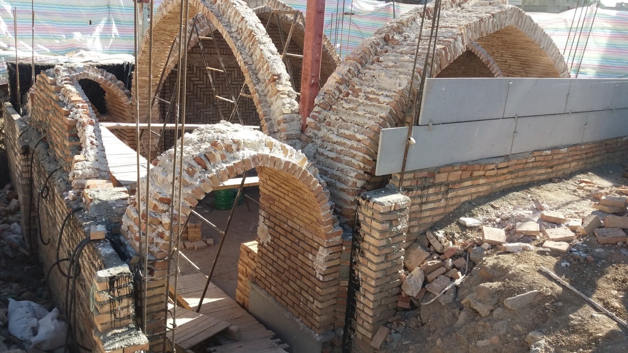 نمایی از احیای کاروانسرای سه دکانلار اهر + تصاویر