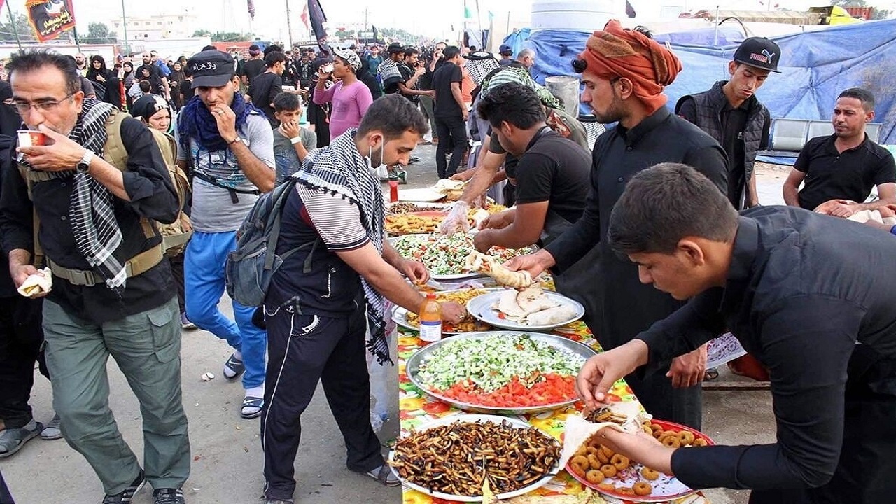 پهن شدن سفره مهربانی موکب داران در مسیر حله به کربلا + فیلم