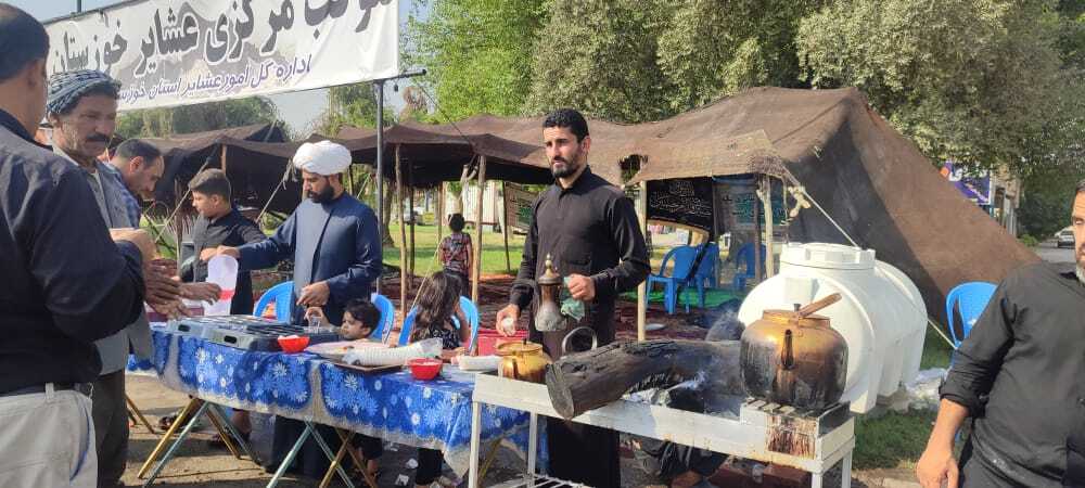 پذیرایی موکب عشایر از زائران اربعین حسینی در شوش