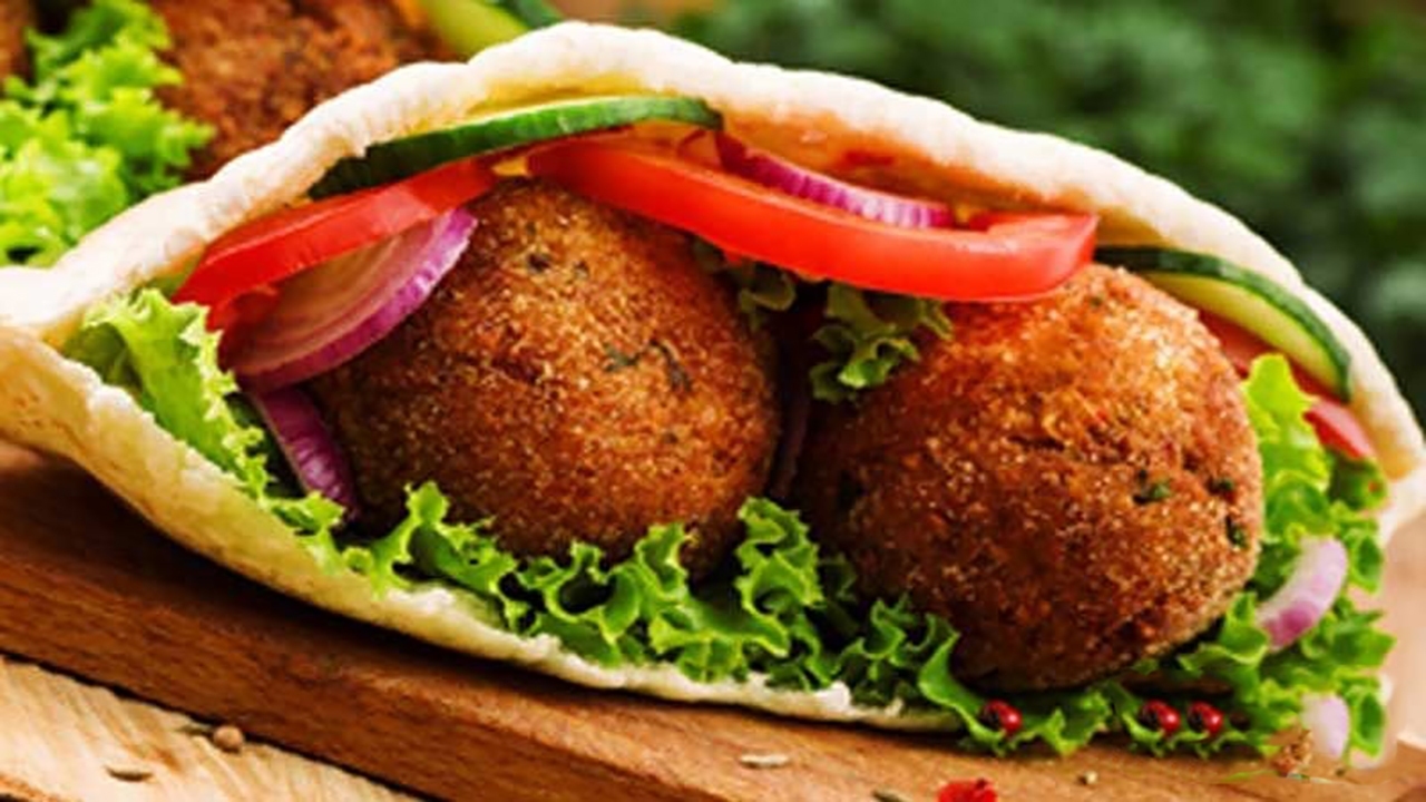 پخت وتوزیع ۱۴ هزار ساندویچ فلافل در کرمان