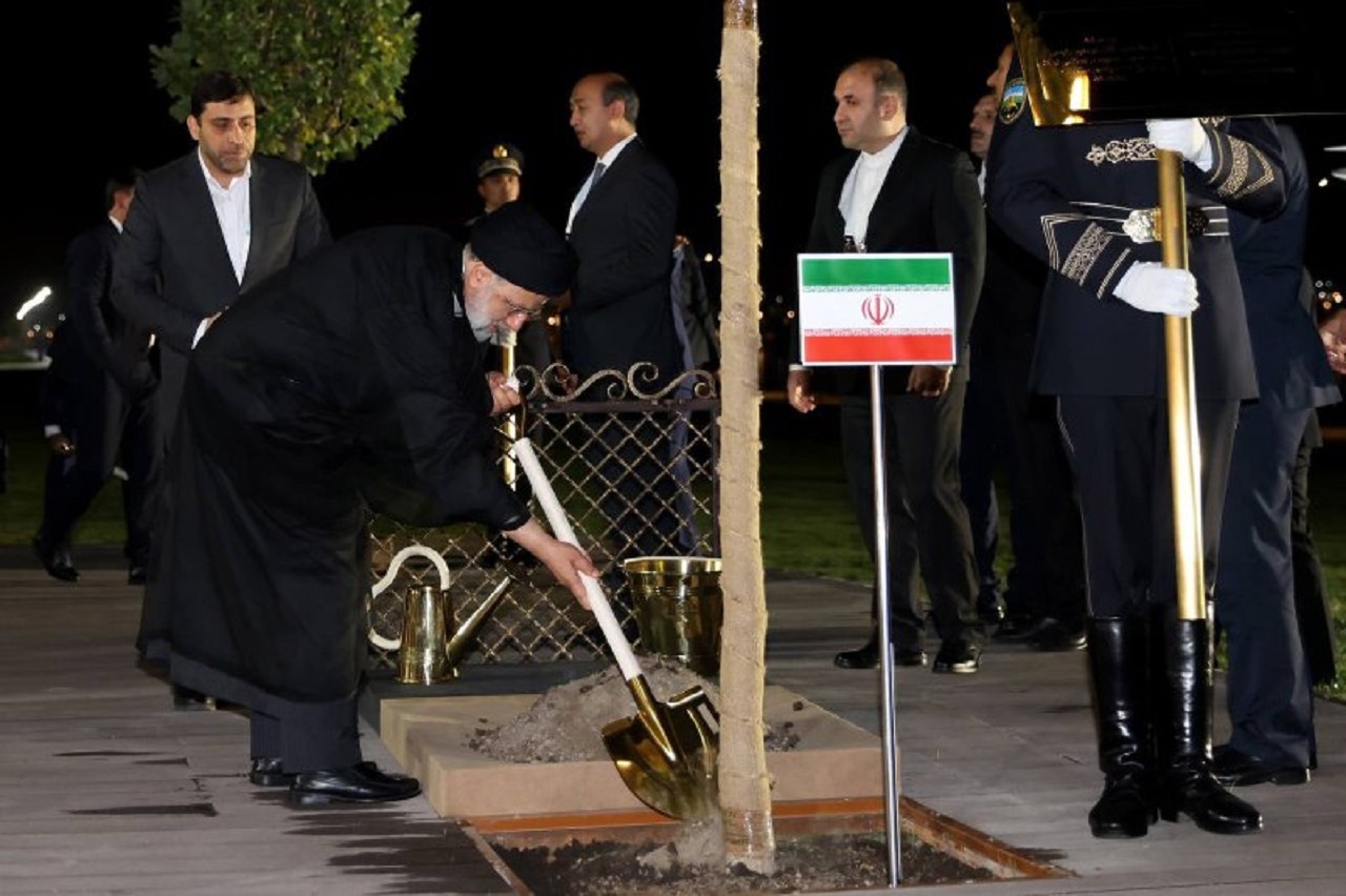 غرس نهال توسط رئیسی در حاشیه اجلاس شانگهای در سمرقند + تصاویر
