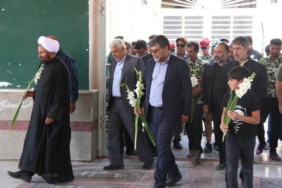 حضور دوچرخهسواران رفسنجانی بر سر مزار سردار دلها حضور دوچرخهسواران رفسنجانی بر سر مزار سردار دلها