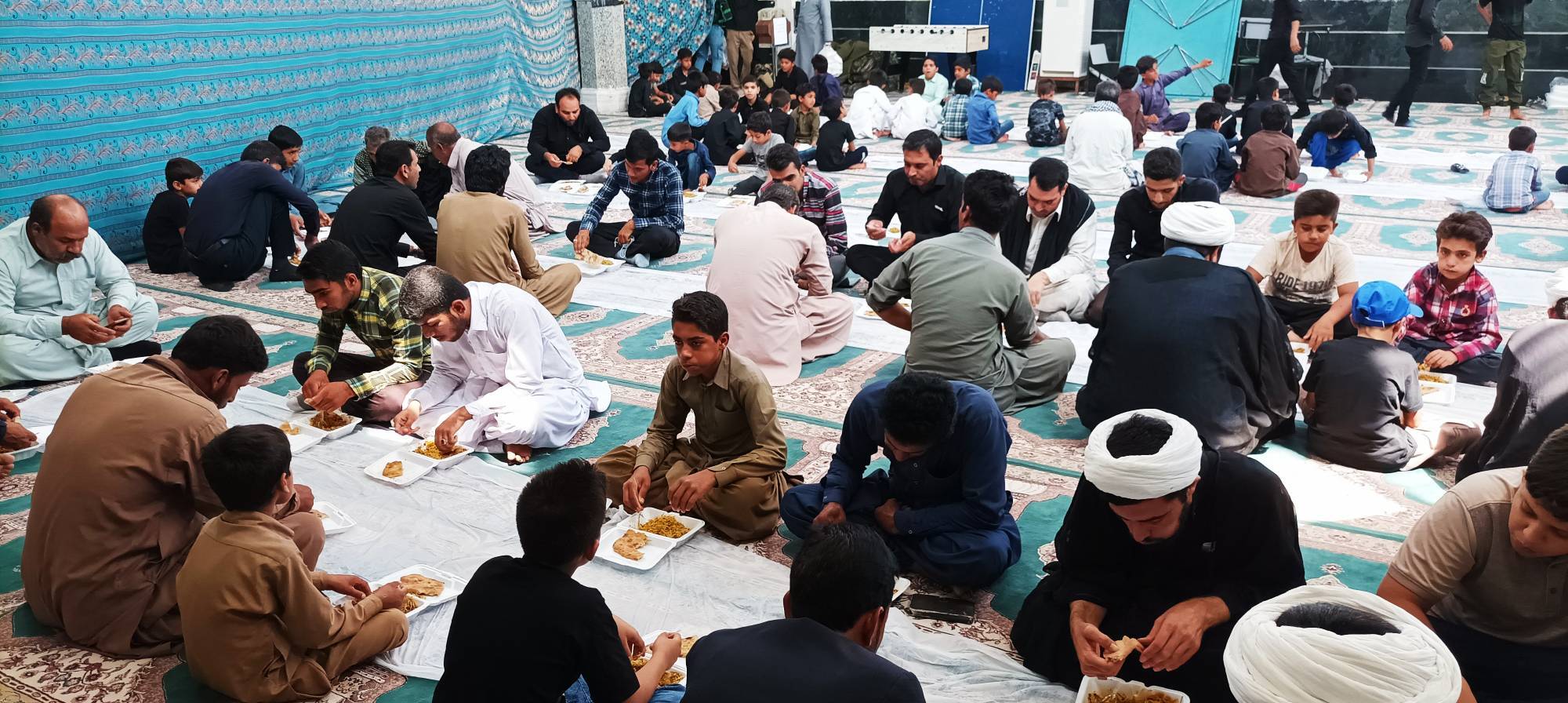 توزیع غذای نذری اربعین حسینی در ریگان