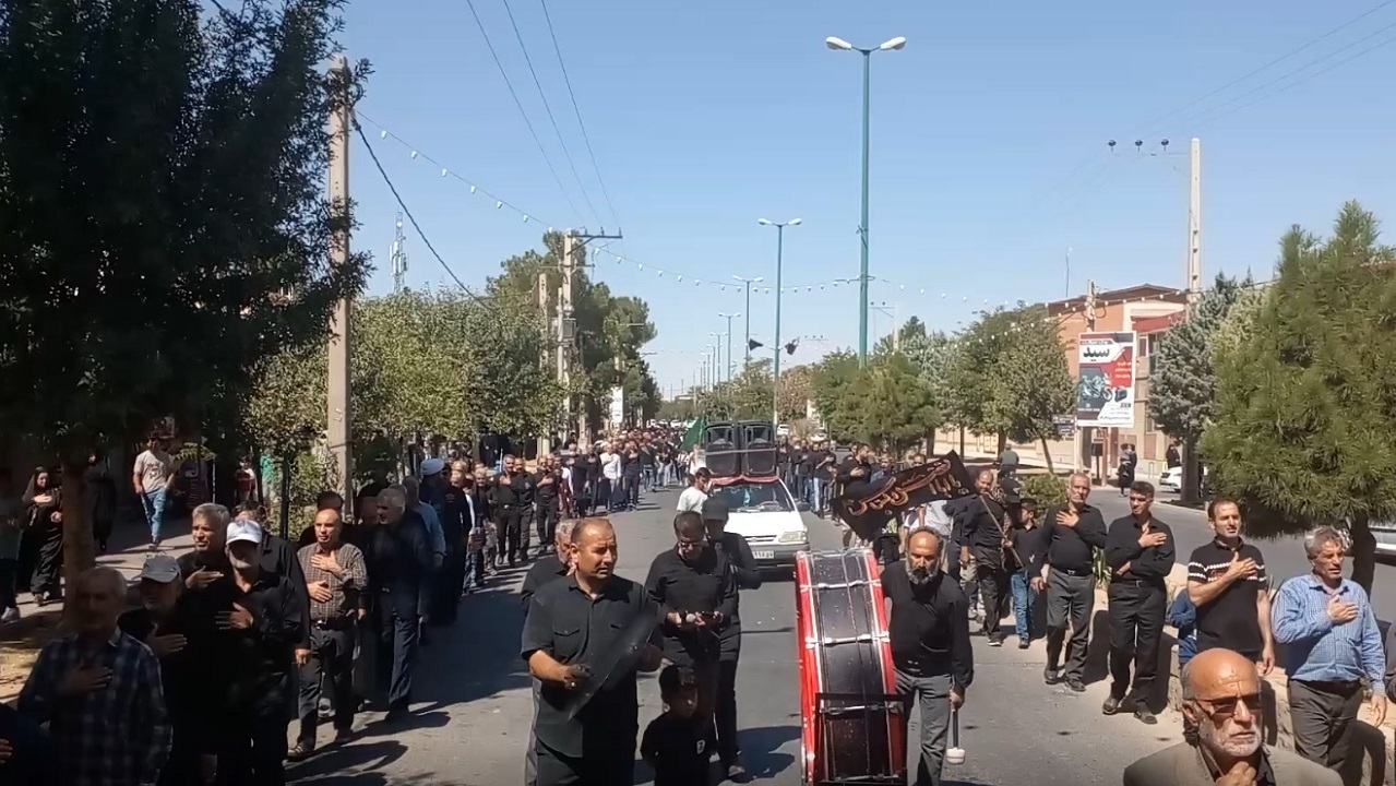 برگزاری آیین پیاده روی اربعین در روستا‌های استان سمنان + فیلم