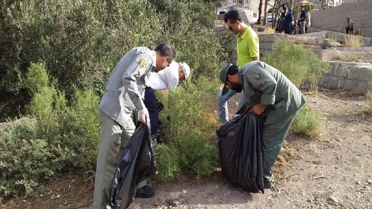پاکسازی پارک ساحلی منجیل از زباله