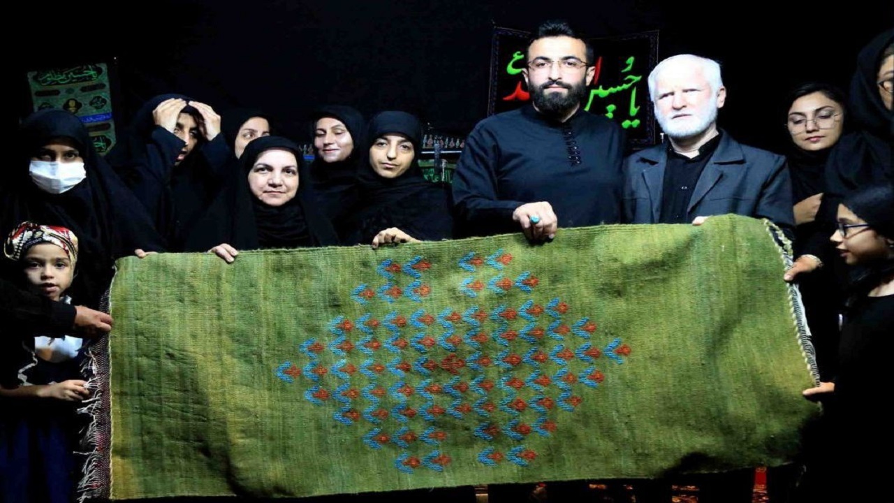 اتمام بافت جاجیم اهدایی هنرمندان گلستانی به حرم امام حسین (ع)