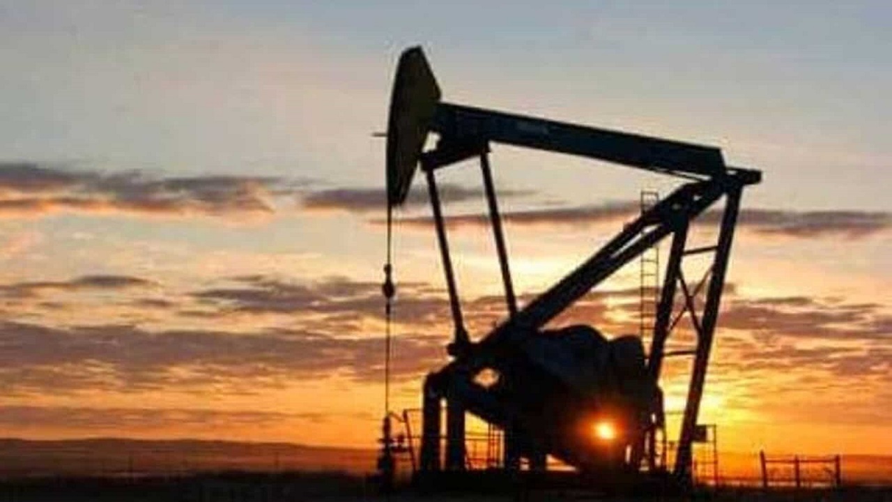 بهای نفت خام در سایه کاهش ارزش دلار افزایش یافت