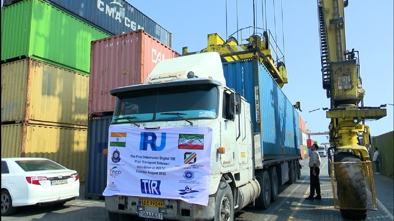 الکترونیکی شدن فرایند ترانزیت کالا در گمرک شهید رجایی