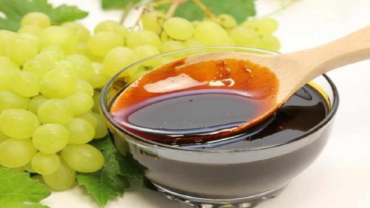 نمایی از تولید شیره انگور در روستای باشماق + فیلم