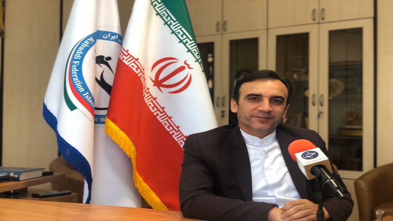 عقل حکم می کند از سرمربی هندی بانوان استفاده کنیم/ ما هر چه ضربه می خوریم از خودی ها است